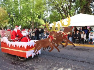Pequeños renos y duendes toman las calles en Jerez