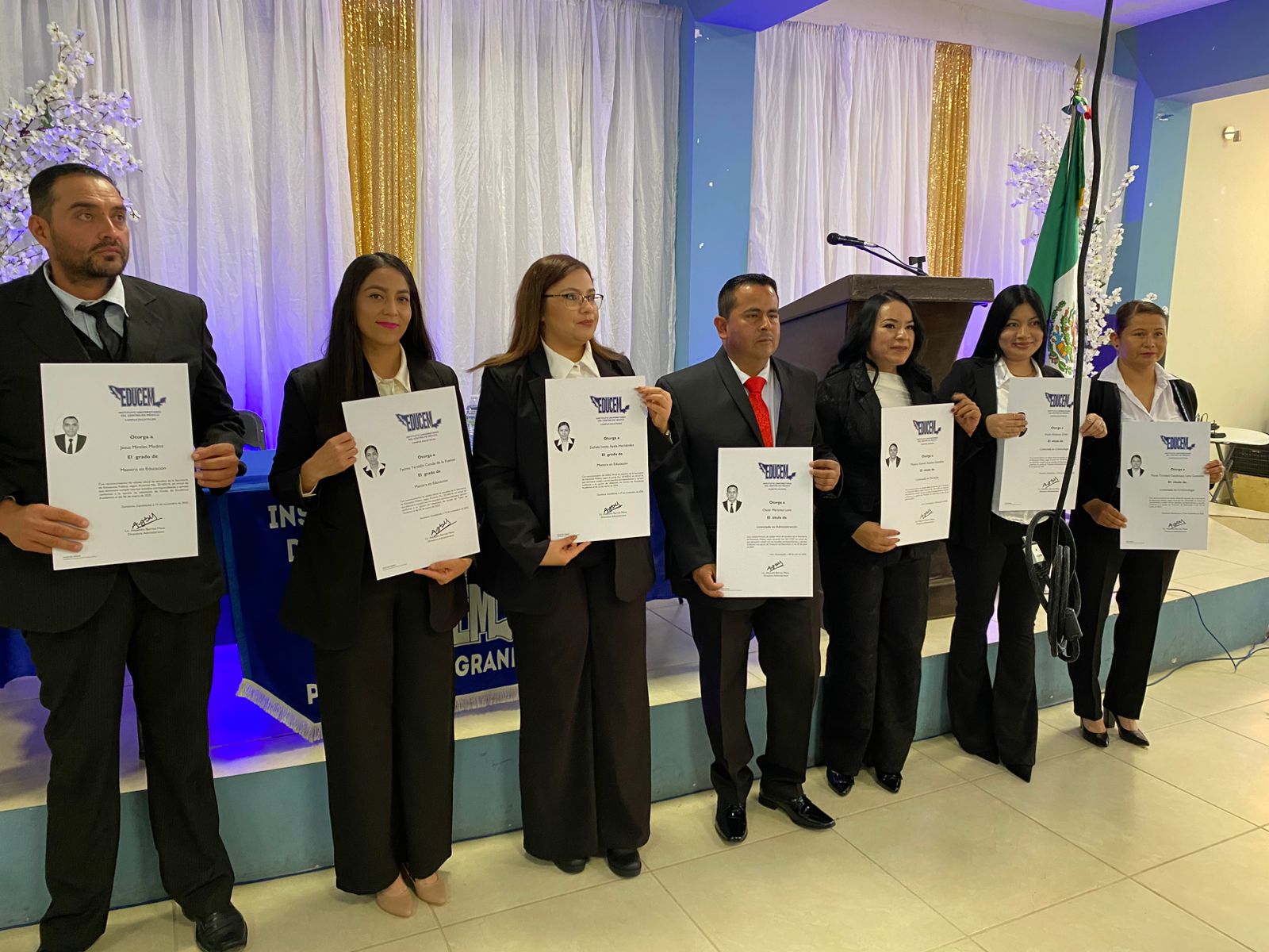 Felicitan a graduados de Educem