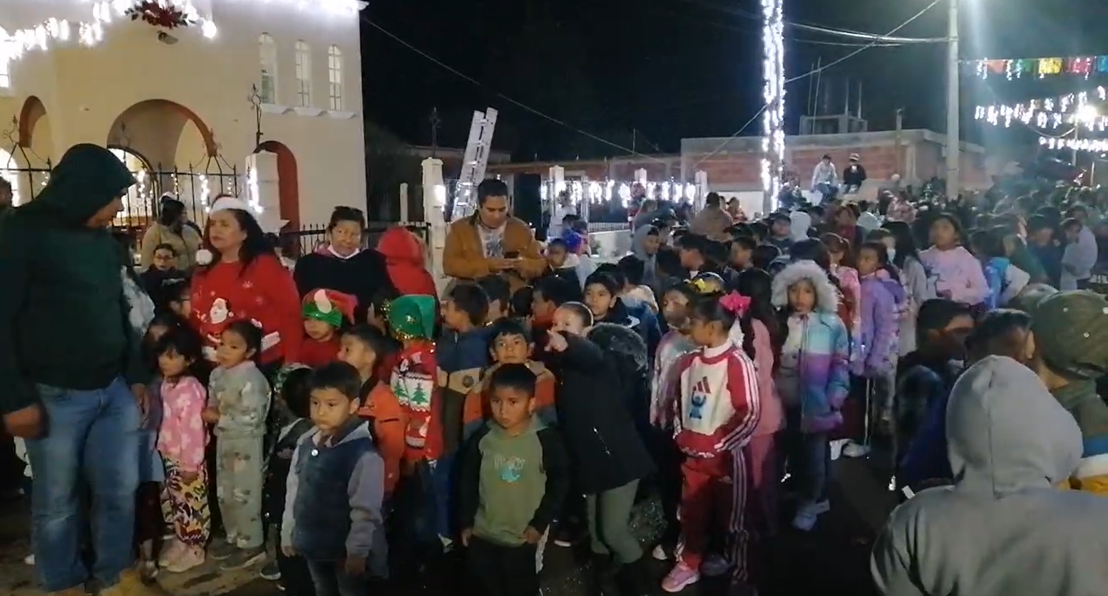 Brilla El Rucio con el encendido navideño