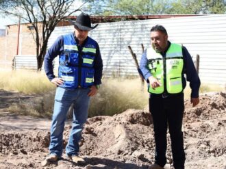 Supervisa Ureño obra prioritaria y entrega calentadores solares