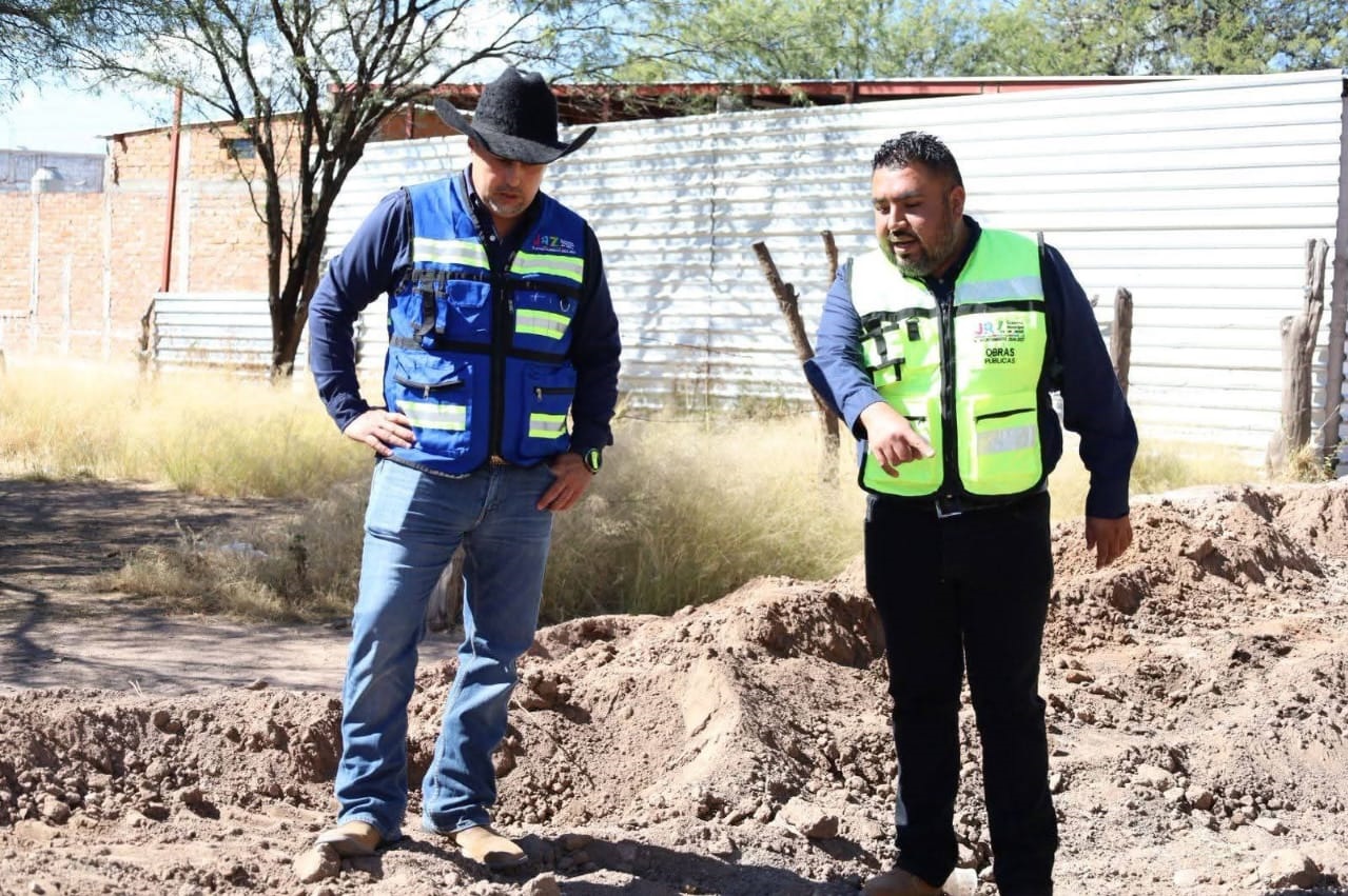 Supervisa Ureño obra prioritaria y entrega calentadores solares