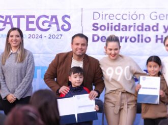 Miguel Varela entrega 700 becas a estudiantes