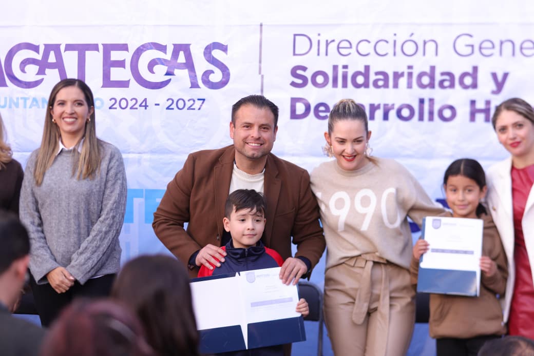 Miguel Varela entrega 700 becas a estudiantes