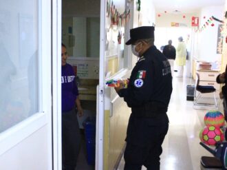 Policías de Zacatecas visitan a niños en hospitales
