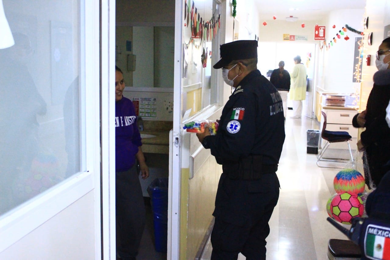 Policías de Zacatecas visitan a niños en hospitales