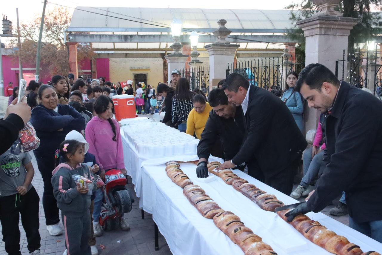 Celebran la llegada de los Reyes Magos en Villa de Cos