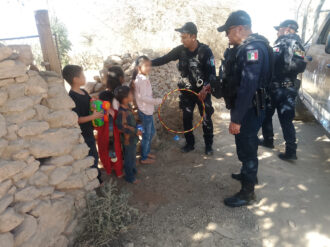 Policías de Pánuco entregan juguetes a más de 300 niños