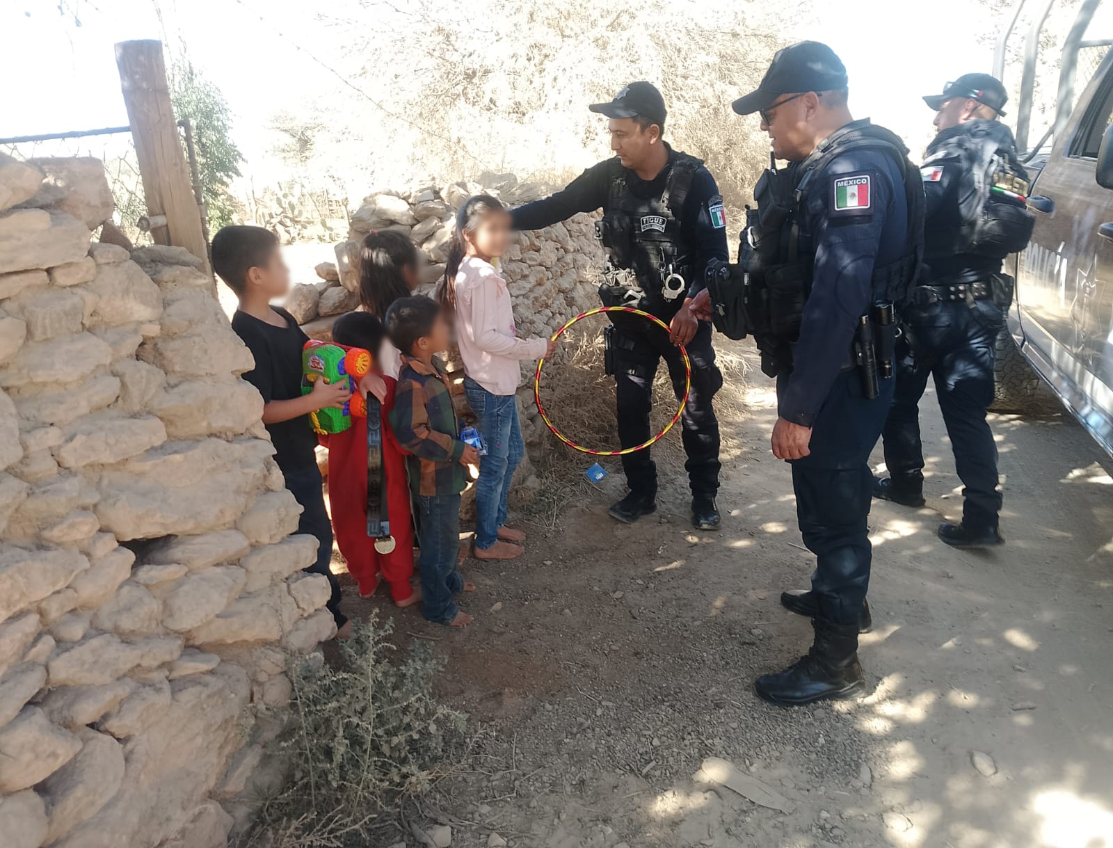 Policías de Pánuco entregan juguetes a más de 300 niños