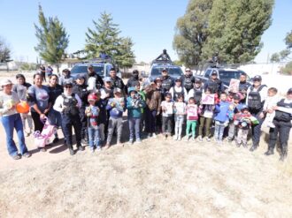 Entrega Policía de Jerez juguetes en comunidades 