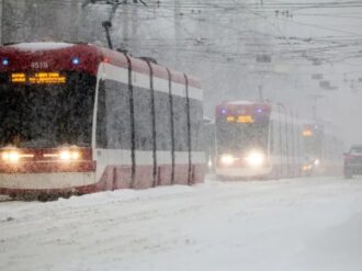 Paralizan nevadas a Toronto