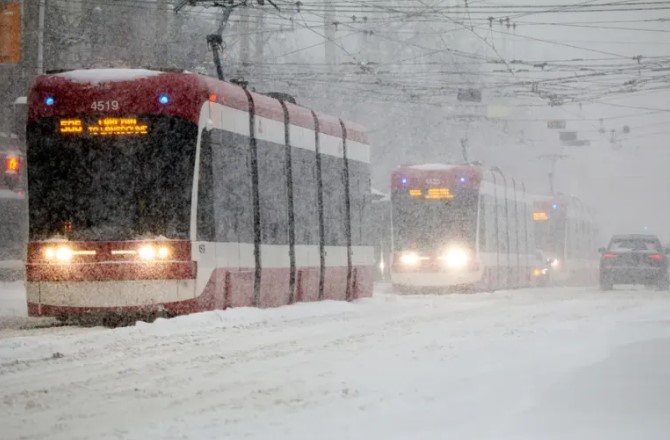 Paralizan nevadas a Toronto