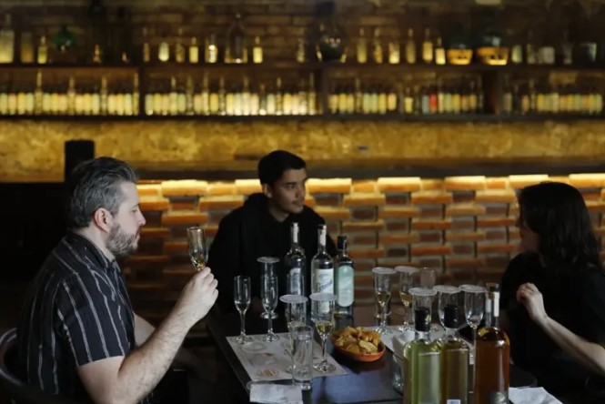 El tequila sortea la crisis de EU; cierra 2025 con una producción récord