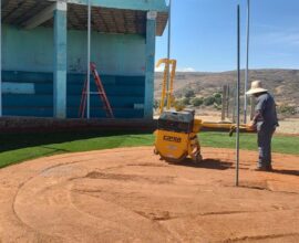 Inicia primera etapa de empastado en el campo de béisbol 