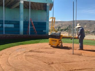 Inicia primera etapa de empastado en el campo de béisbol