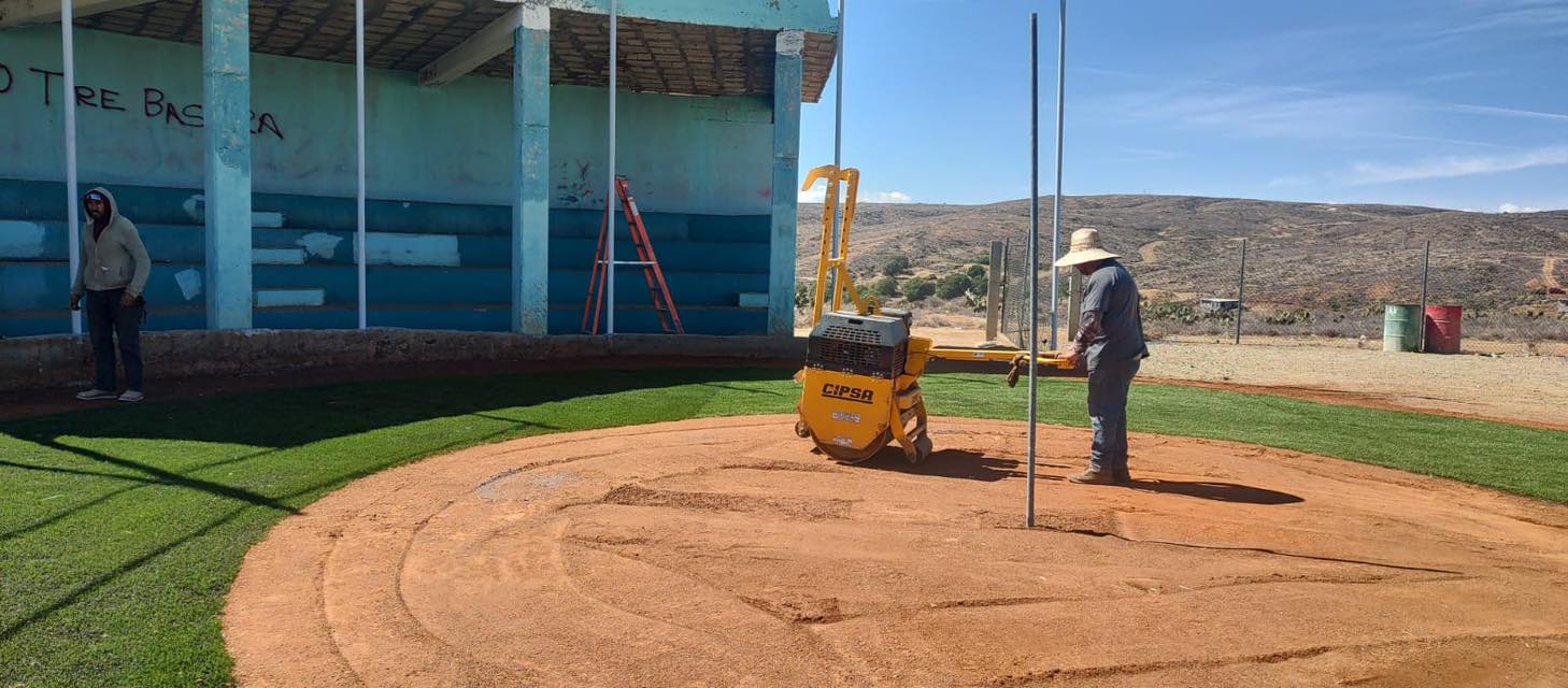 Inicia primera etapa de empastado en el campo de béisbol