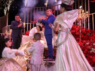 Coronan a Kimberly  en el arranque del Carnaval
