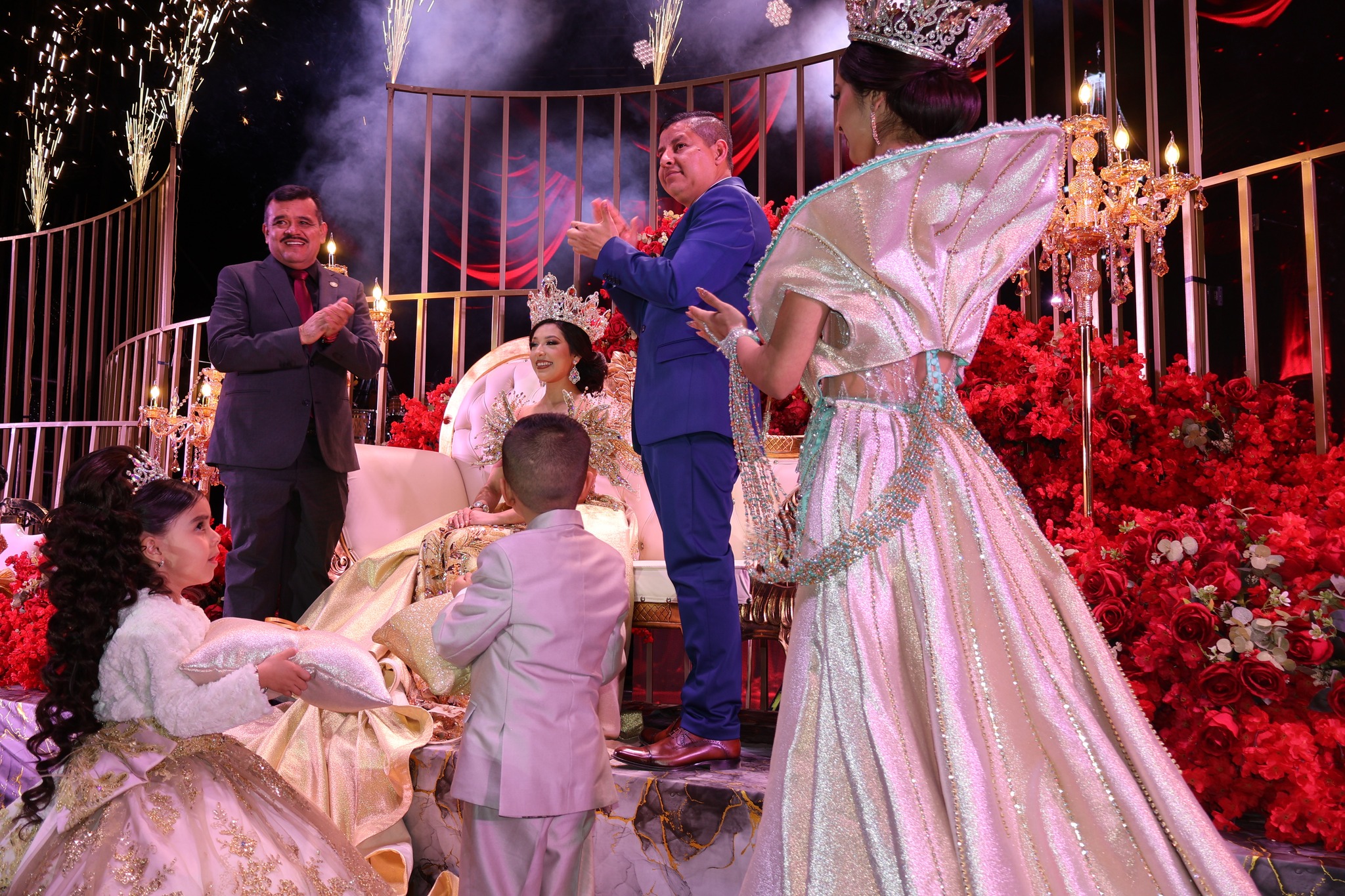 Coronan a Kimberly  en el arranque del Carnaval