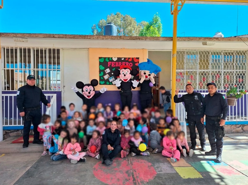 Visitan policías el jardín de niños “Cri-Cri” en Monte Escobedo