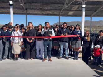 Entregan nueva plaza cívica en Telebachillerato de Efigenia