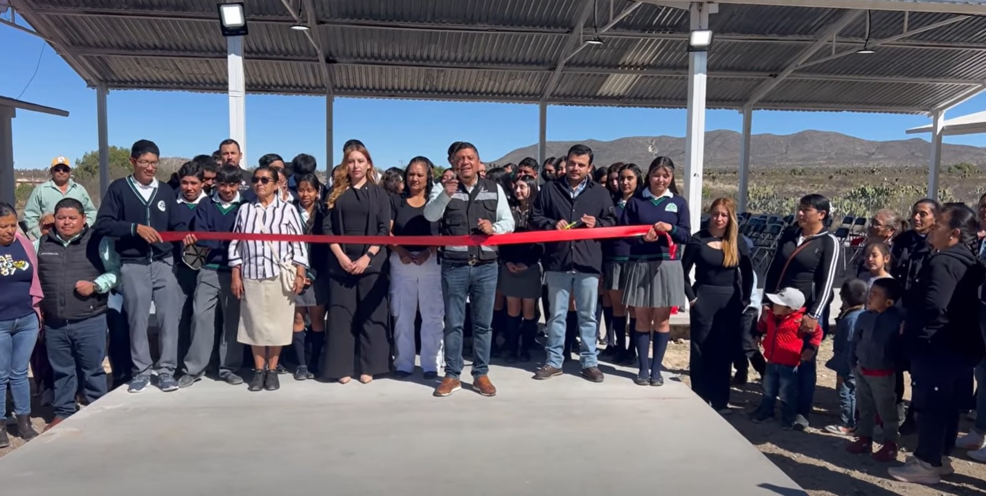 Entregan nueva plaza cívica en Telebachillerato de Efigenia