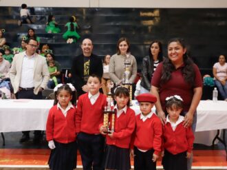 Pequeños dan muestra de disciplina en demostración de escoltas