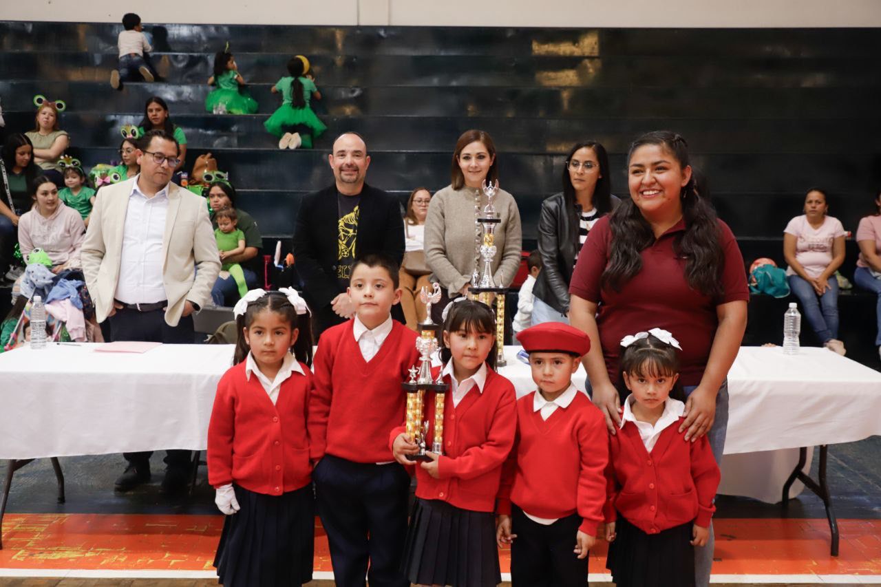 Pequeños dan muestra de disciplina en demostración de escoltas