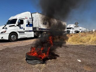 Productores de frijol paralizan la carretera federal 49 