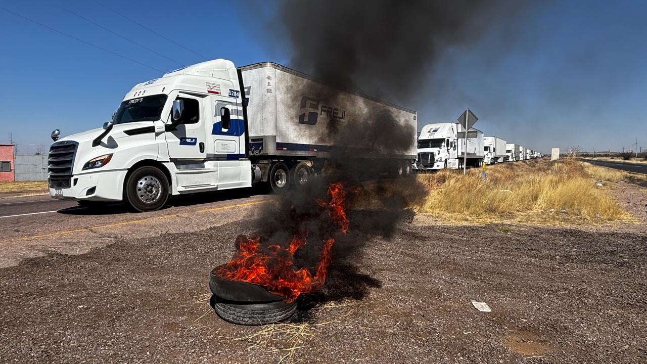 Productores de frijol paralizan la carretera federal 49 