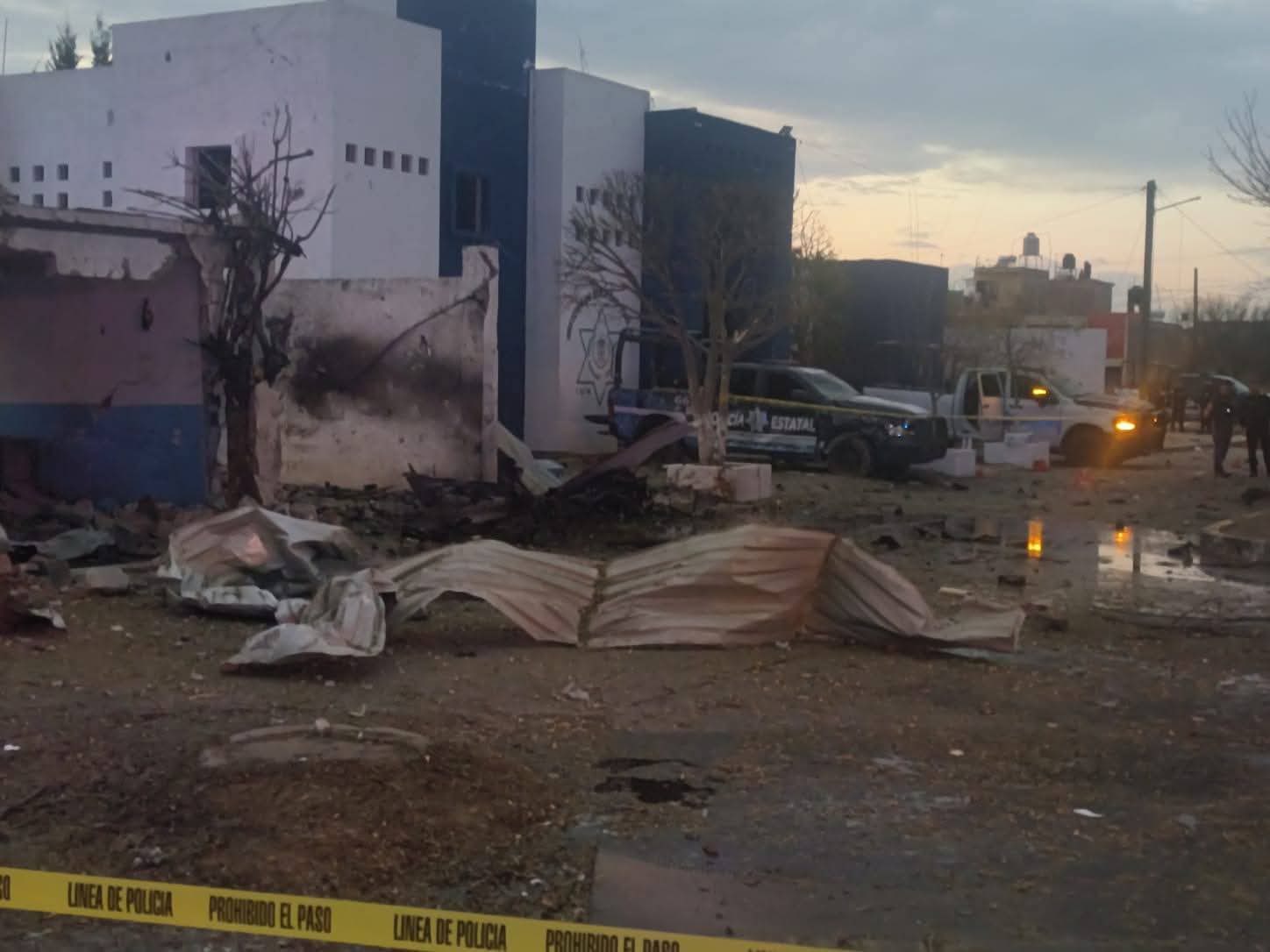 Explosión acaba con la tranquilidad en Luis Moya; hieren a tres policías 