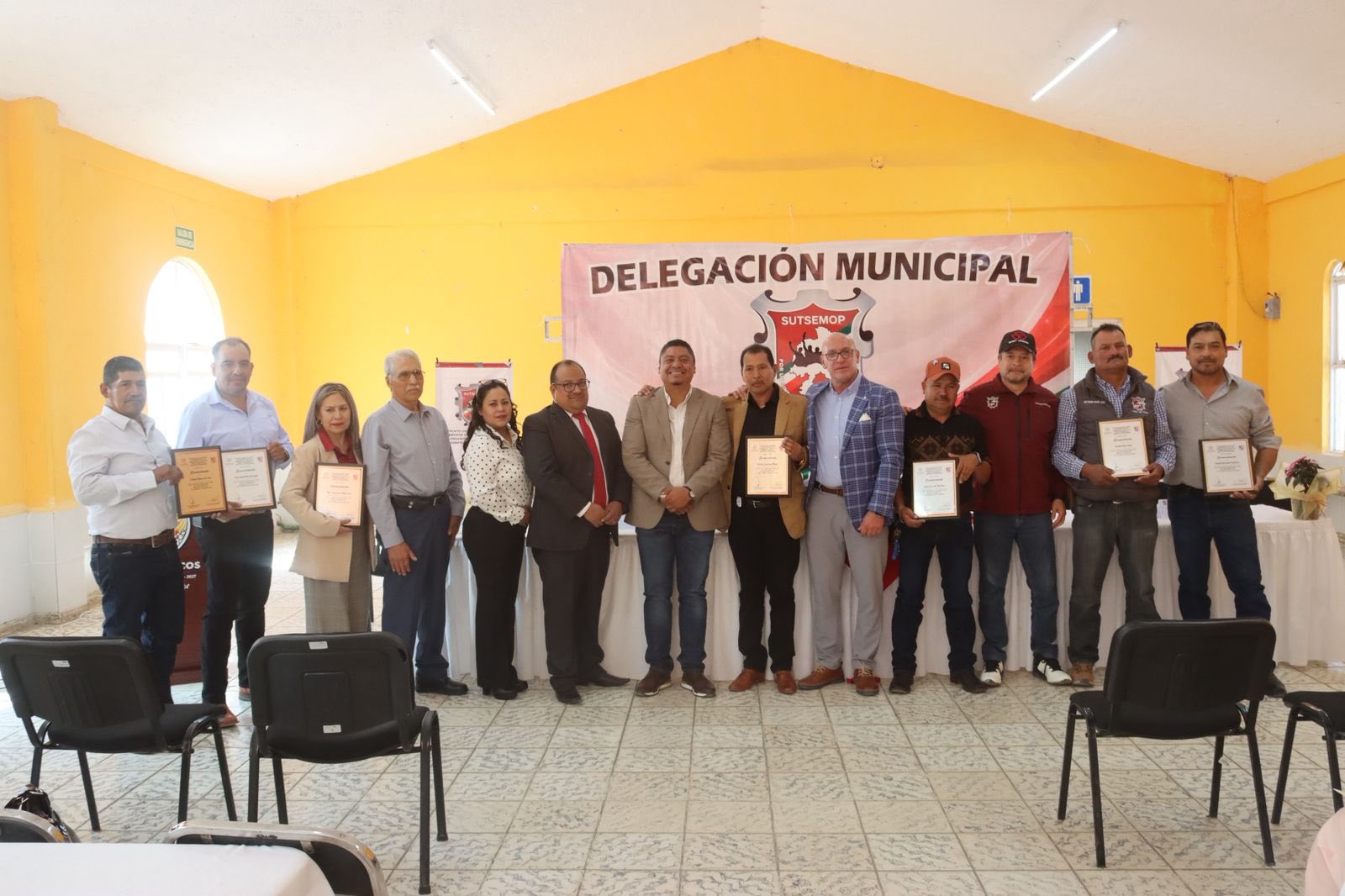 Reconocen trayectoria de empleados de Villa de Cos