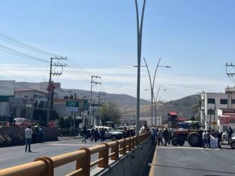 Productores de frijol bloquean el bulevar y toman casetas de cobro