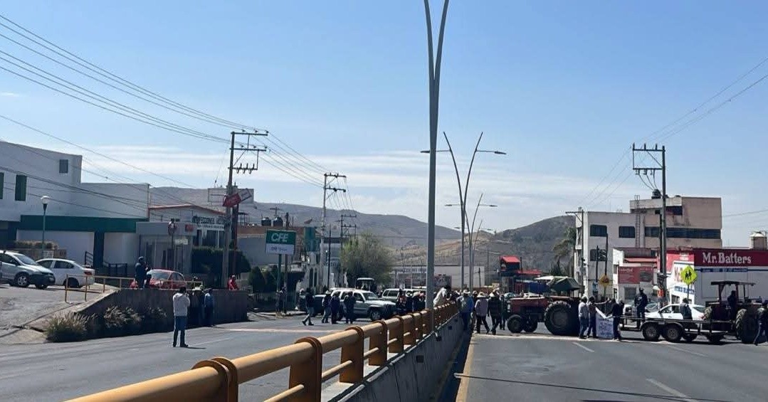 Productores de frijol bloquean el bulevar y toman casetas de cobro