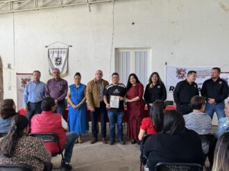 Reconocen trayectoria de servidores públicos en Río Grande
