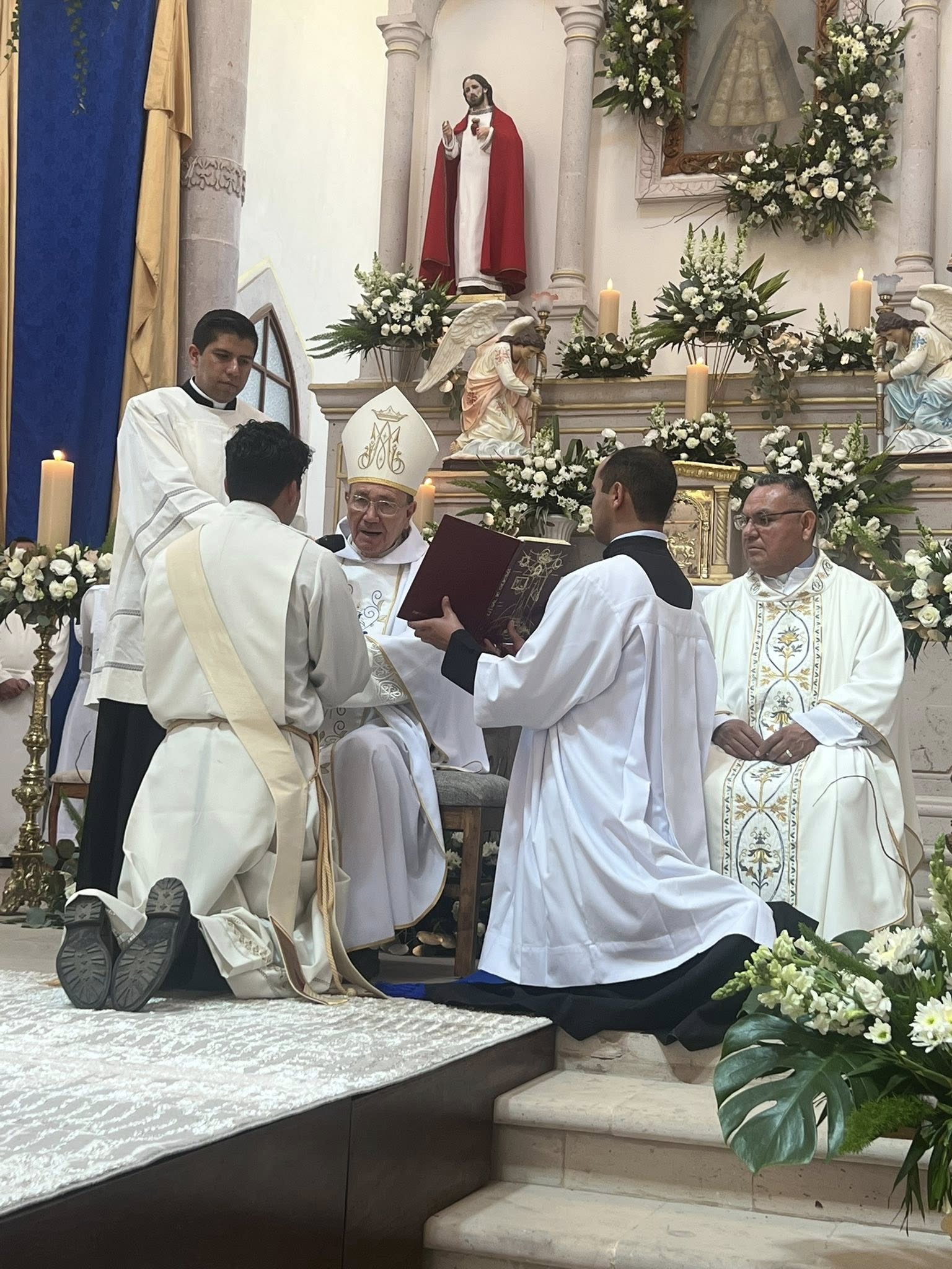 Oscar Gutiérrez del Río es ordenado sacerdote; Bañón lo celebra