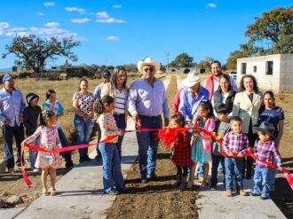 Pavimentan calle en Las Carboneras