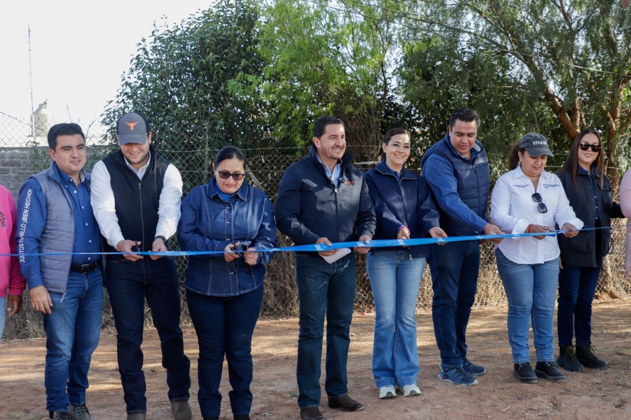 Entrega Javier Torres obras en comunidades 