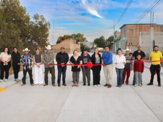 Manuel Acosta entrega pavimentación en Monte Escobedo