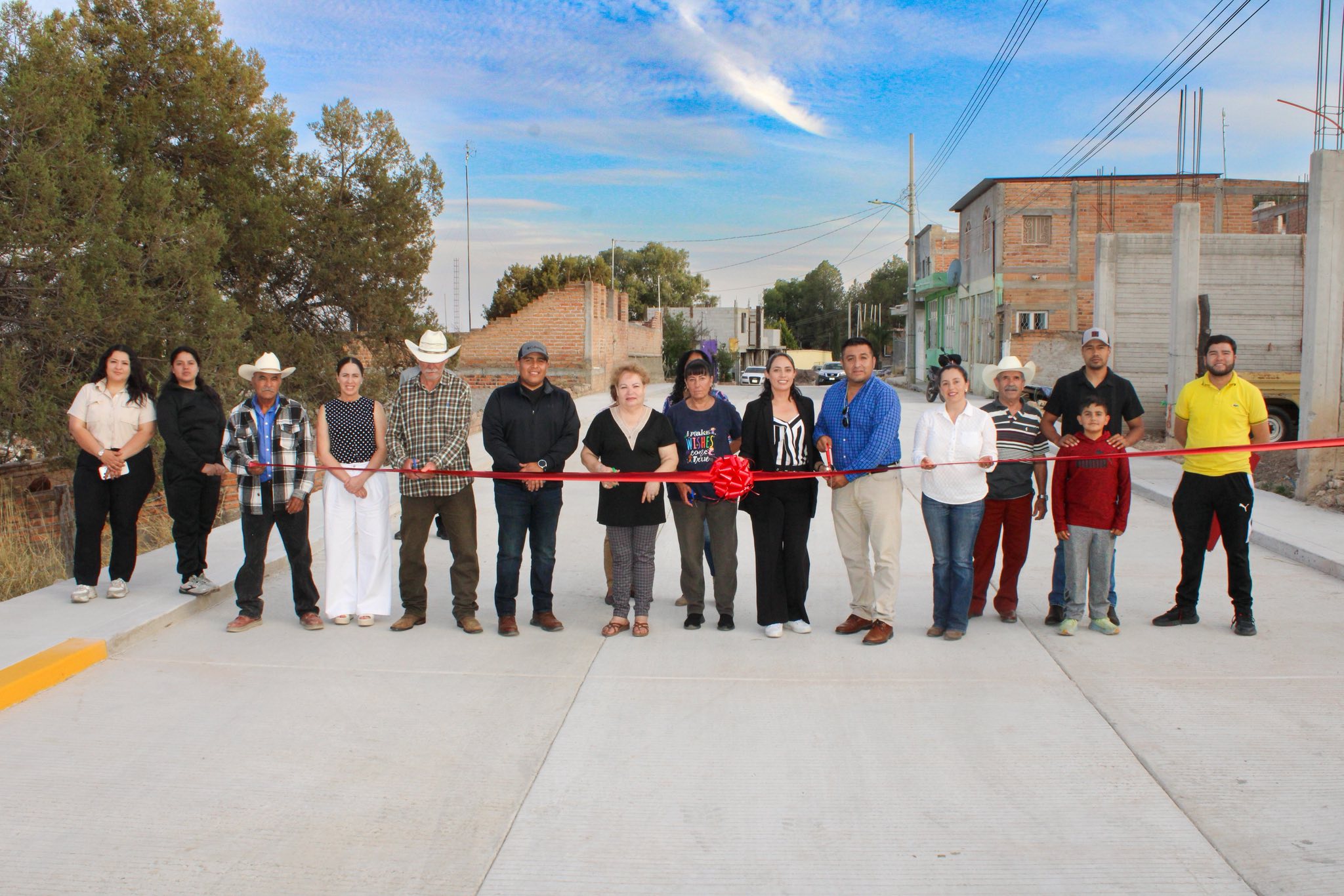 Manuel Acosta entrega pavimentación en Monte Escobedo