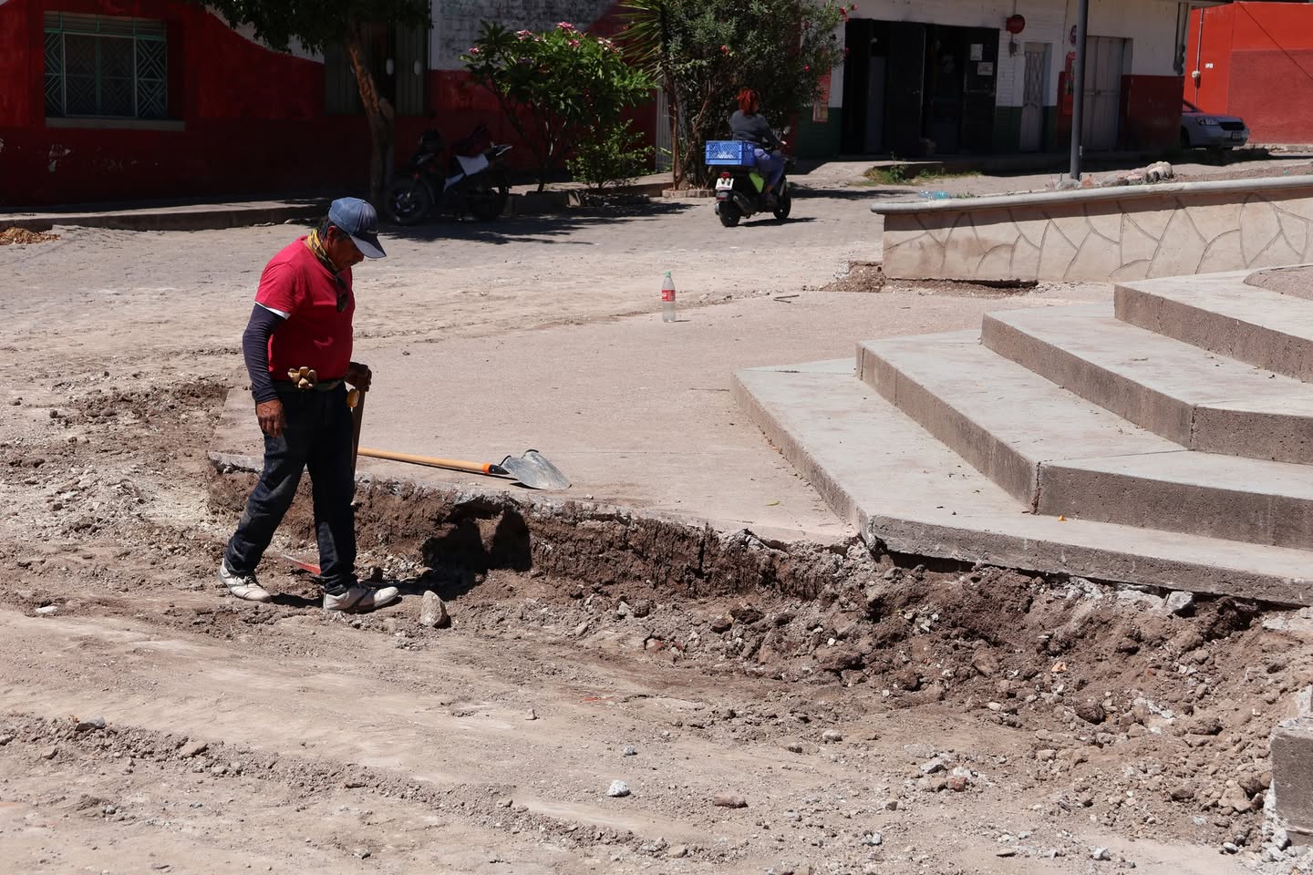 Supervisan avances en la rehabilitación de la plaza de «La Villita»