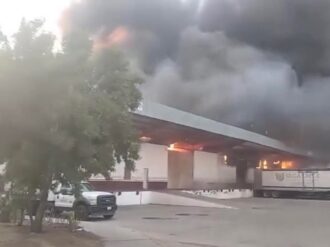Arde bodega de Segalmex; reportan pérdida total y riesgo de colapso