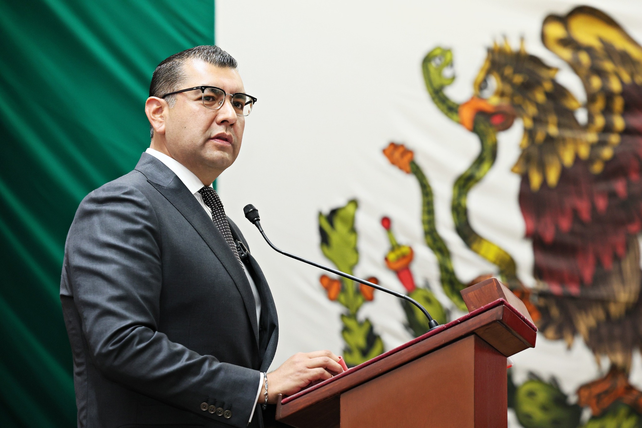 Comparece el fiscal entre el éxito y la deuda social