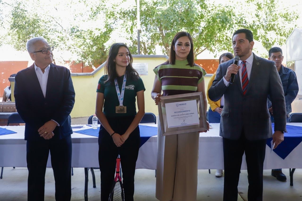 Reconocen a la raquetbolista Marcela Flores