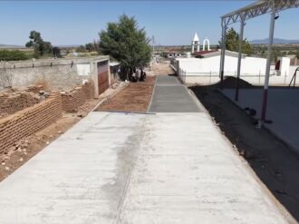 Pavimentan calle principal en Francisco I. Madero