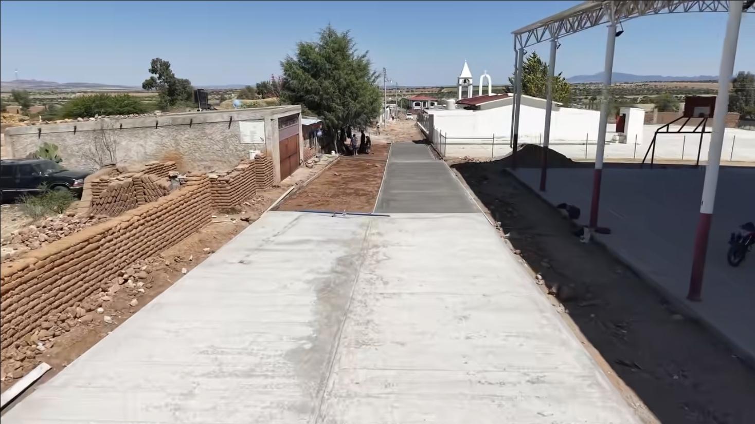 Pavimentan calle principal en Francisco I. Madero