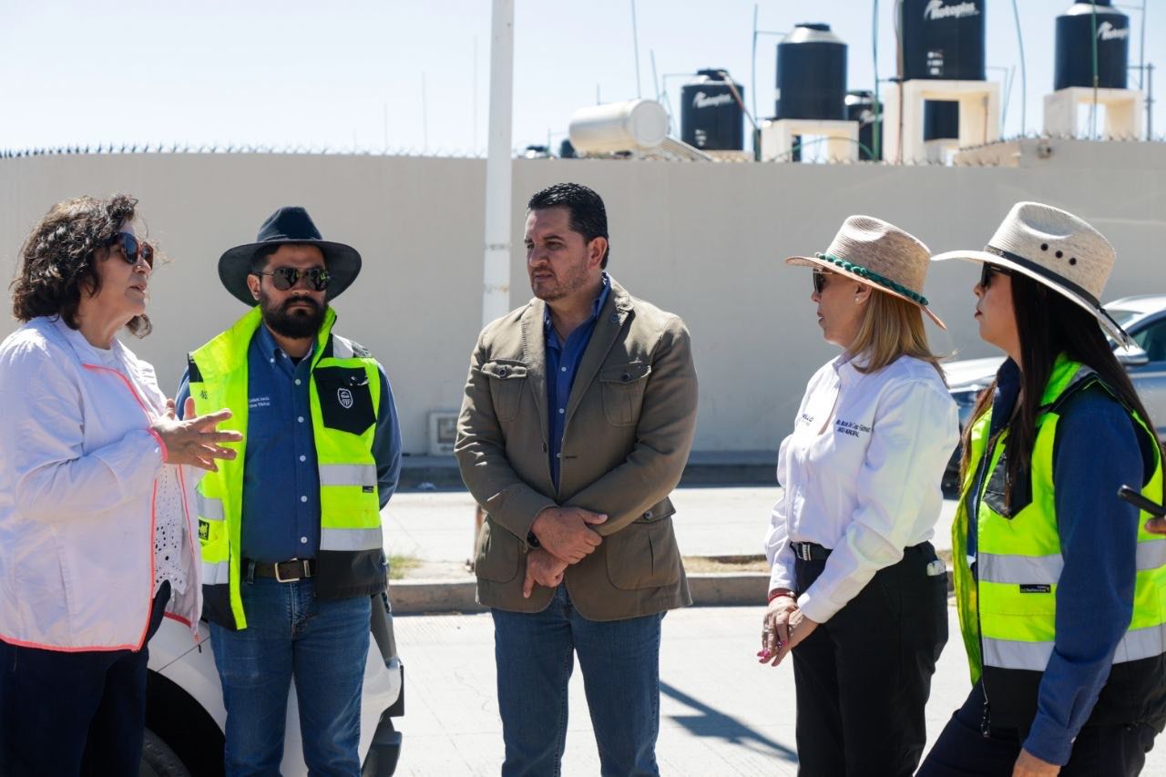Supervisan avances de cancha de futbol 