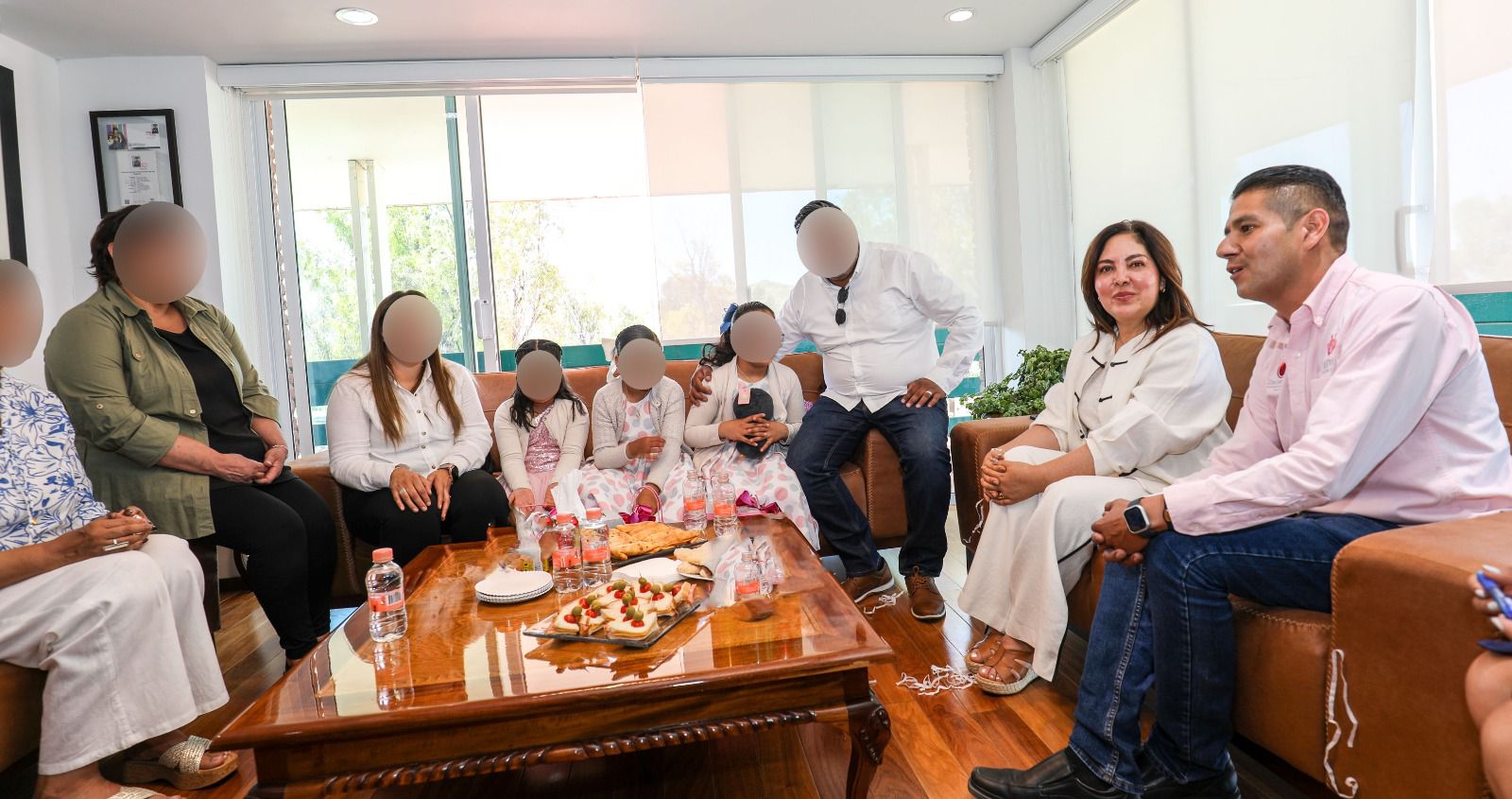 Nueva vida en familia; adoptan a dos grupos de hermanas