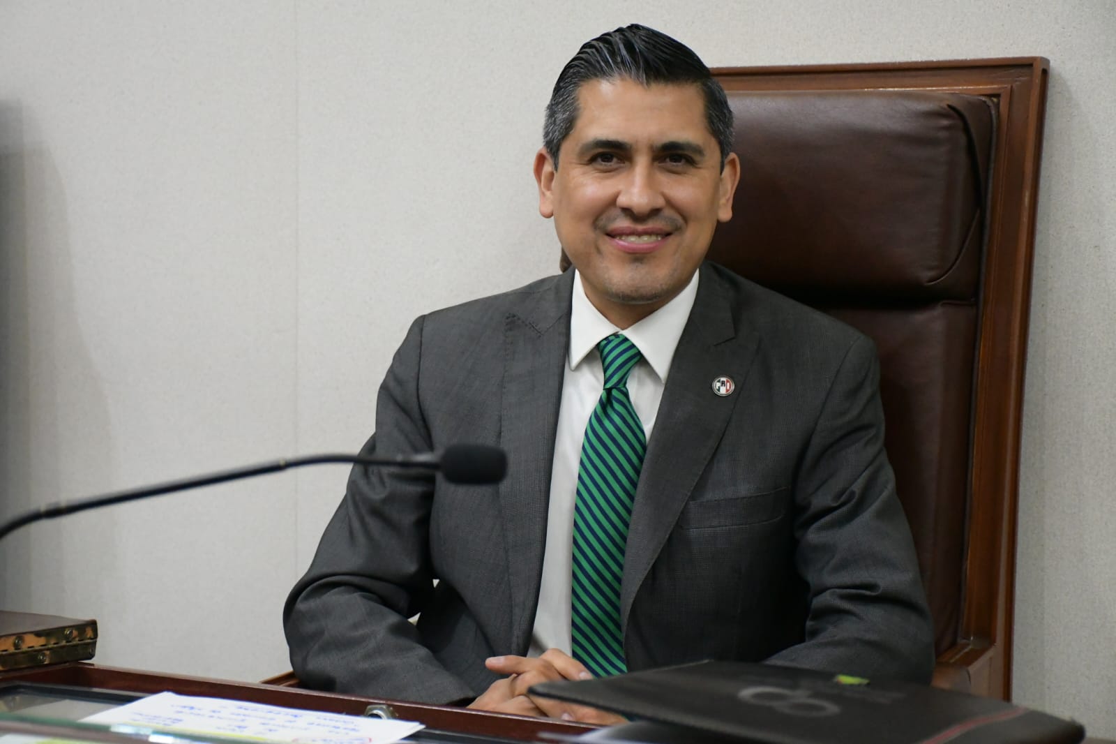 Exige Carlos Peña freno a la «incontinencia verbal» del secretario de Gobierno