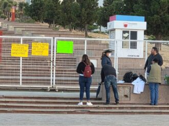 Se manifiestan campesinos y personal de Salud