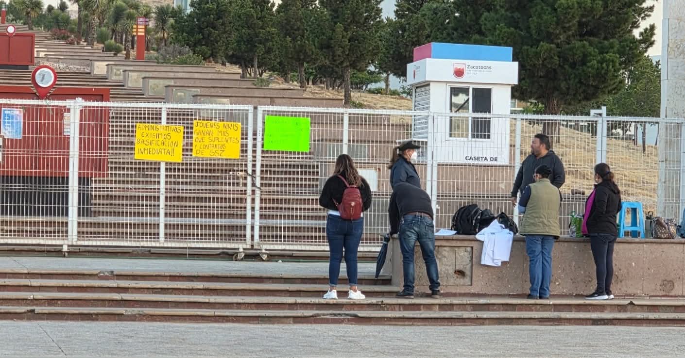 Se manifiestan campesinos y personal de Salud