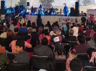 Con música y regalos, Pier Michel festeja a las madres de El Rucio 